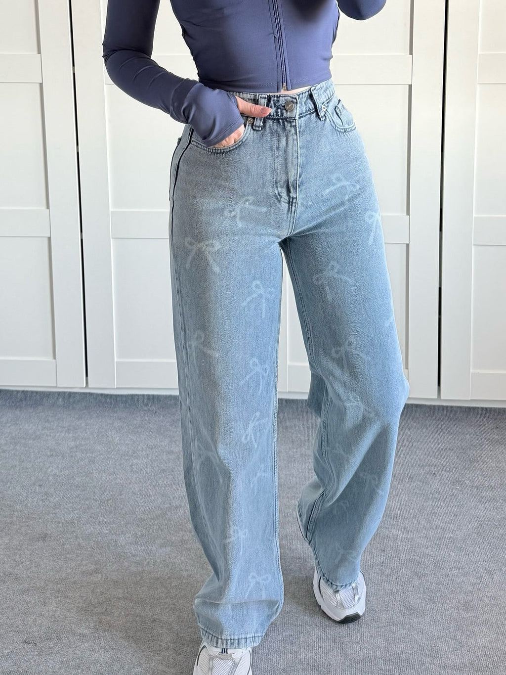 Relaxed Bow Washed Jeans