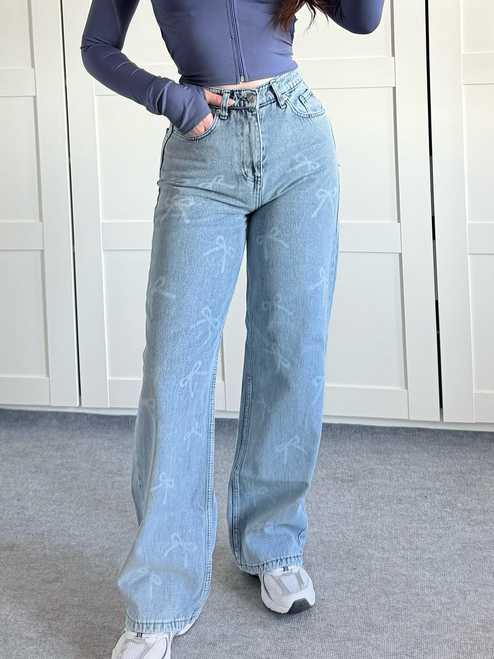 Relaxed Bow Washed Jeans