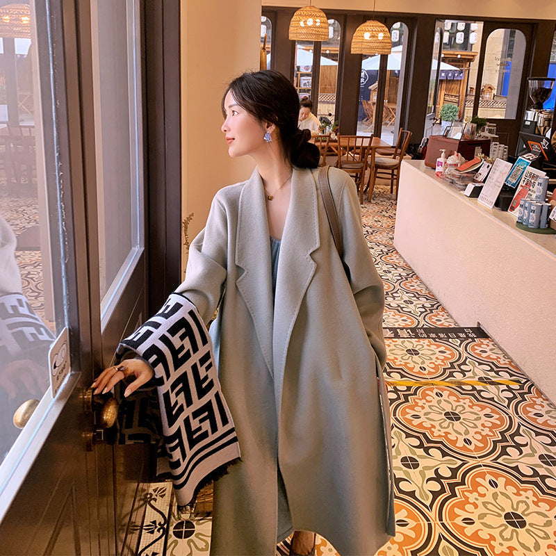 A minimalist mid-length woolen coat