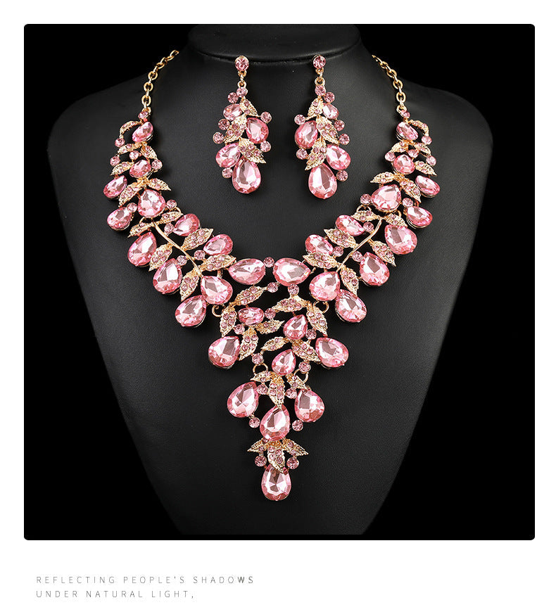 Source Factory European and American Accessories Exaggerated Retro Necklace suit Women Luxury Crystal Banquet Dress Accessories Collarbone Chain
